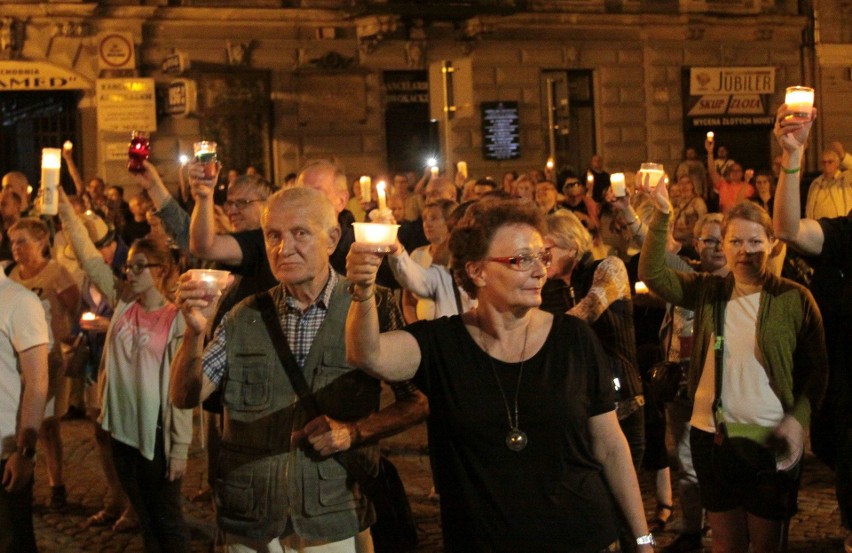 Manifestacja "Łańcuch Światła" w Radomiu. Kilkaset osób protestowało w obronie wolnych sądów