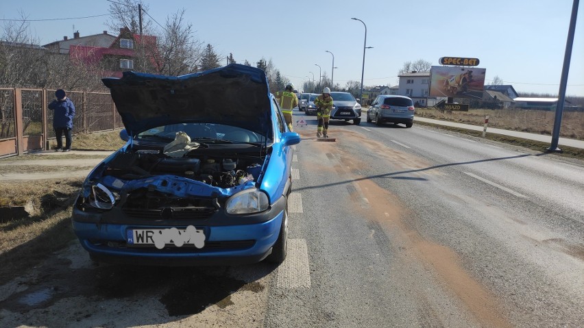 Zderzenie dwóch samochodów w Wymysłowie w gminie Skaryszew. Jedna osoba ranna