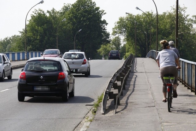 Dziś dwupasmowy most to wąskie gardło na tej jednej z najbardziej ruchliwych opolskich ulic. Tylko budowa dodatkowych pasów ułatwi życie kierowcom i ich pasażerom. Można je uzyskać, likwidując chodniki. Dla pieszych zostałaby zbudowana oddzielna kładka.