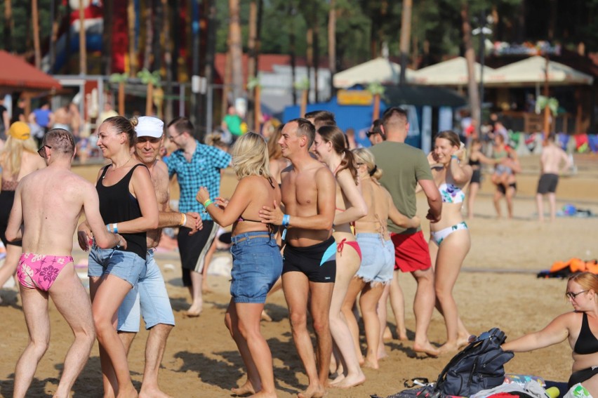 Czy upał, czy nie - Świętokrzyska Ibiza tętni życiem, czyli nieustająca zabawa na plażach zalewu w Sielpi 