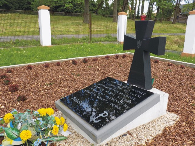 Śledczy nie ustalili osób, które mogły stać za podmianą tablic (na fot.) na ukraińskim cmentarzu wojennym w Przemyślu.