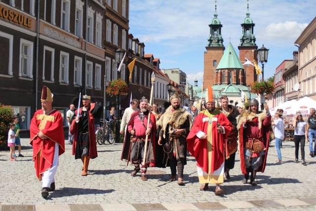 Korowód historyczny na ulicach Gniezna.