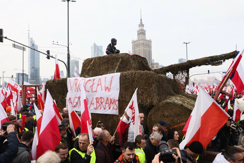 Protest rolników w Warszawie. Jak wygląda manifestacja w stolicy? Najciekawsze hasła - ZDJĘCIA