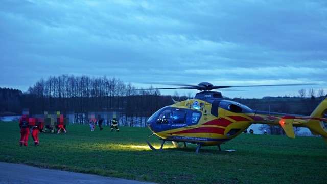 Na miejsce skierowano m.in. OSP w Łobżenicy, OSP w Luchowie oraz JRG w Pile. Wezwano również policję, zespół ratownictwa medycznego, a także helikopter Lotniczego Pogotowia Ratunkowego