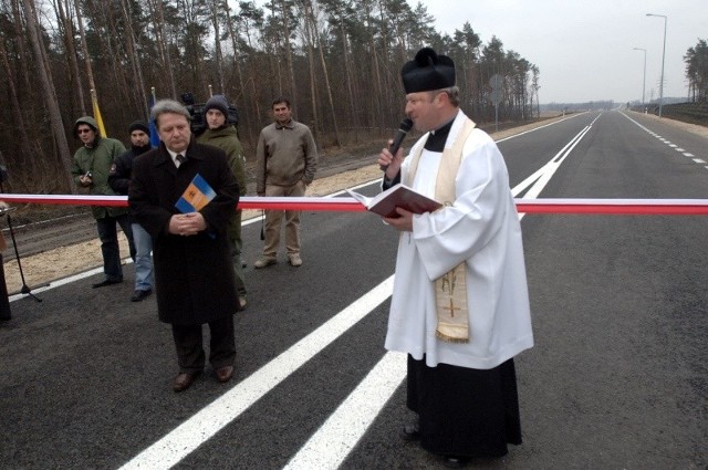 Kiedy 7 lat temu ksiądz Leonard Makiola uczestniczył w oficjalnym otwarciu nowego odcinka obwodnicy, nikt chyba nie przypuszczał, że na kolejne otwarcie przyjdzie nam tak długo czekać. Wszystko wskazuje na to, że czekanie szybko się nie skończy.