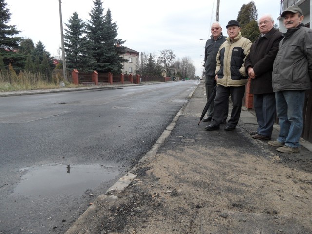 Mieszkańcy domagają się remontu drogi od kilku dobrych lat. Zdjęcie z marca 2010 roku, gdy pan Mieczysław zgłosił nam problem