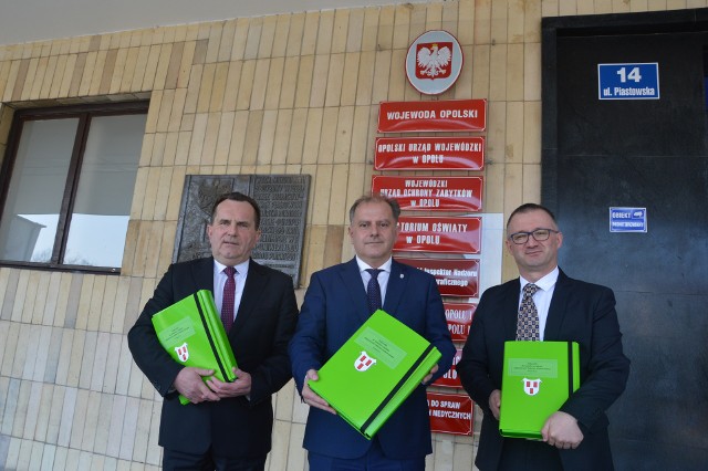 Wójt Andrzej Wesołowski (w środku), przewodniczący rady gminy Frédéric Coppin (z prawej) i wiceprzewodniczący Roman Kopij (z lewej), złożyli dziś w urzędzie wojewódzkim wszystkie dokumenty w sprawie praw miejskich dla Tułowic.