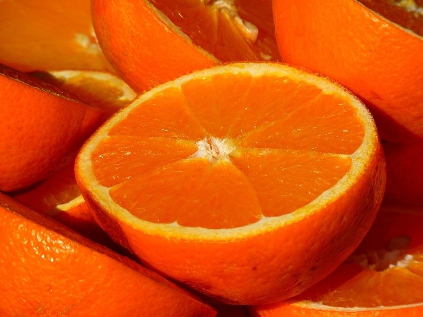 Pomarańcze należą do niskokalorycznych owoców, dzięki czemu...