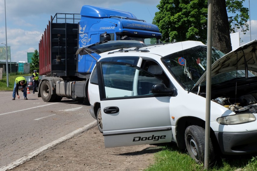 Wypadek na DK 65 w Fastach. Zderzenie ciężarówki z osobówką