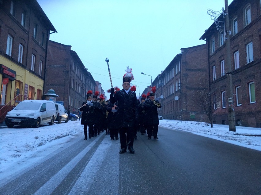 Górnicza orkiestra budziła mieszkańców Grodźca ZDJĘCIA