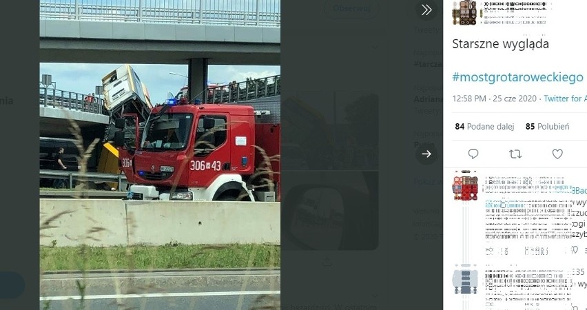 Tragiczny wypadek! Autobus spadł z mostu w Warszawie. Jedna osoba nie żyje. Są ranni [ZDJĘCIA]