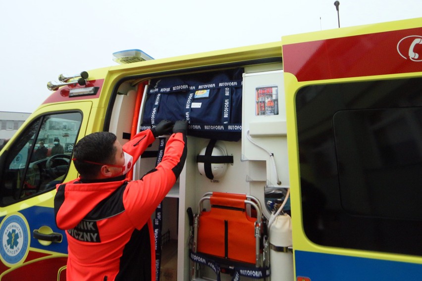 Lublin: Kluczyki do nowych ambulansów. Będą przewozić zakażonych pacjentów