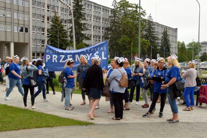 Pielęgniarki protestowały pod Świętokrzyskim Urzędem Wojewódzkim w Kielcach. W obronie koleżanki. Zobacz zdjęcia i film