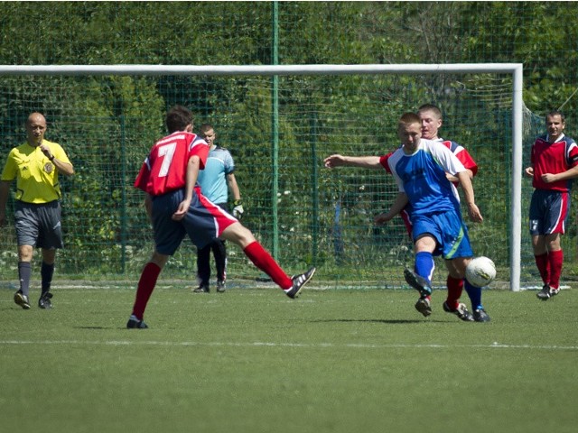 Piłkarze LZS Narewka (czerwono-granatowe stroje) w ostatnim meczu sezonu zremisowali z Włókniarzem Białystok 2:2.