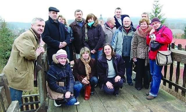 Reprezentacja Związku Stowarzyszeń "Kurpsie Razem&#8221; na tle panoramy miasta Buckow. W górnym rzędzie od lewej: Waldemar Warych, Stefan Prusik, Elżbieta Opęchowska, Jan Pabich, Judyta Rydel, Tadeusz Żebrowski, Przemysław Płocharczyk, Robert Domurad, Bartłomiej Warych, Anna Ogniewska i Magdalena Merda - przewodniczka. Na dole od lewej: Joanna Tylec, Teresa Mierzejewska oraz Christine Mosch z goszczącego grupę polską partnerstwa pod nazwą Geschäftsstelle LAG Märkische Schweiz e. V.