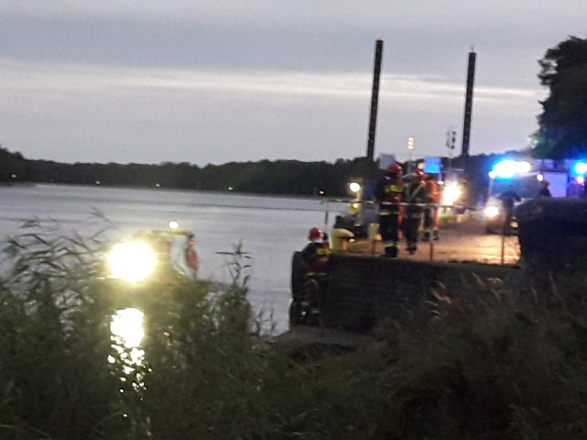 Świnoujście: Samochód wpadł do Świny. W środku byli nastolatkowie. Nie udało się ich uratować