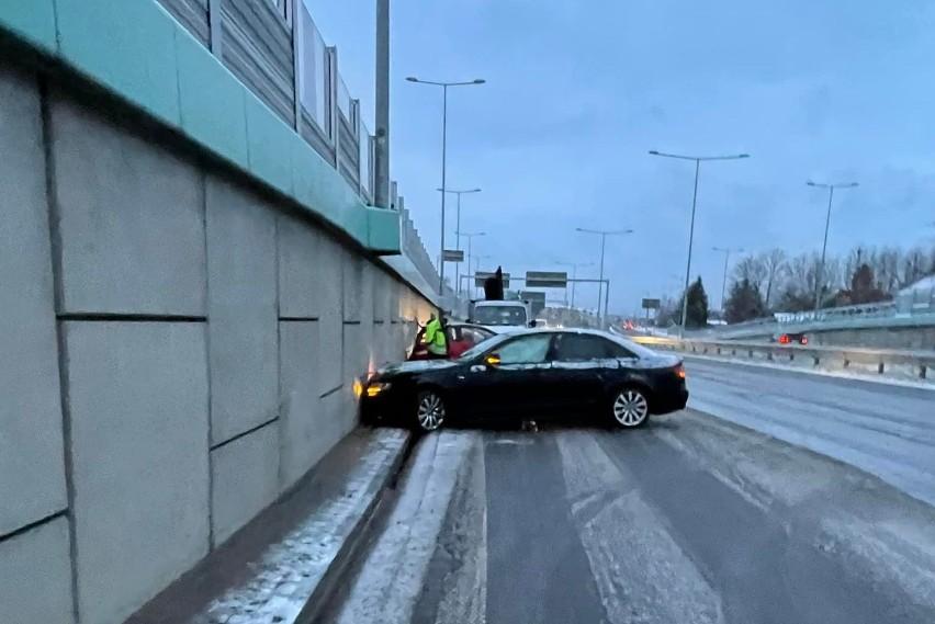 Śnieg w Białymstoku zwiększył ryzyko kolizji. Piaskarki wyjechały na ulice, ale kierowcy powinni mieć się na baczności [ZDJĘCIA]