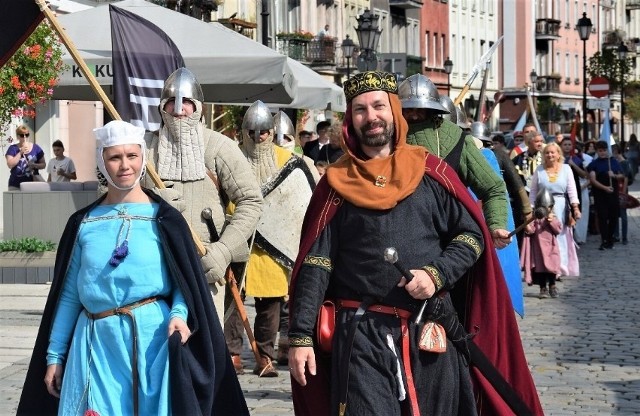 Pochodem rycerskim ulicami Kalisza rozpoczęły się II Dni Księstwa Kaliskiego.Przejdź do kolejnego zdjęcia --->