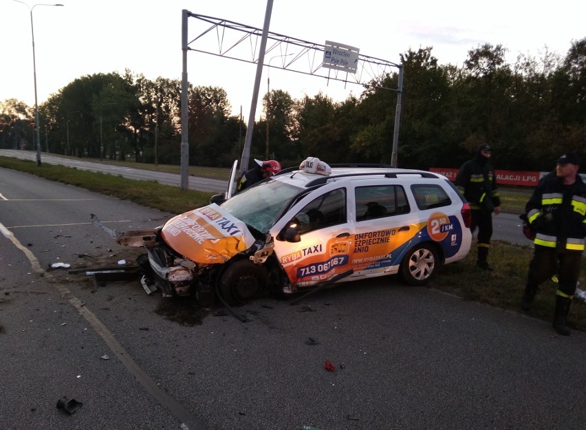 Wypadek na Psim Polu. Taksówkarz wjechał w latarnię [ZDJĘCIA]