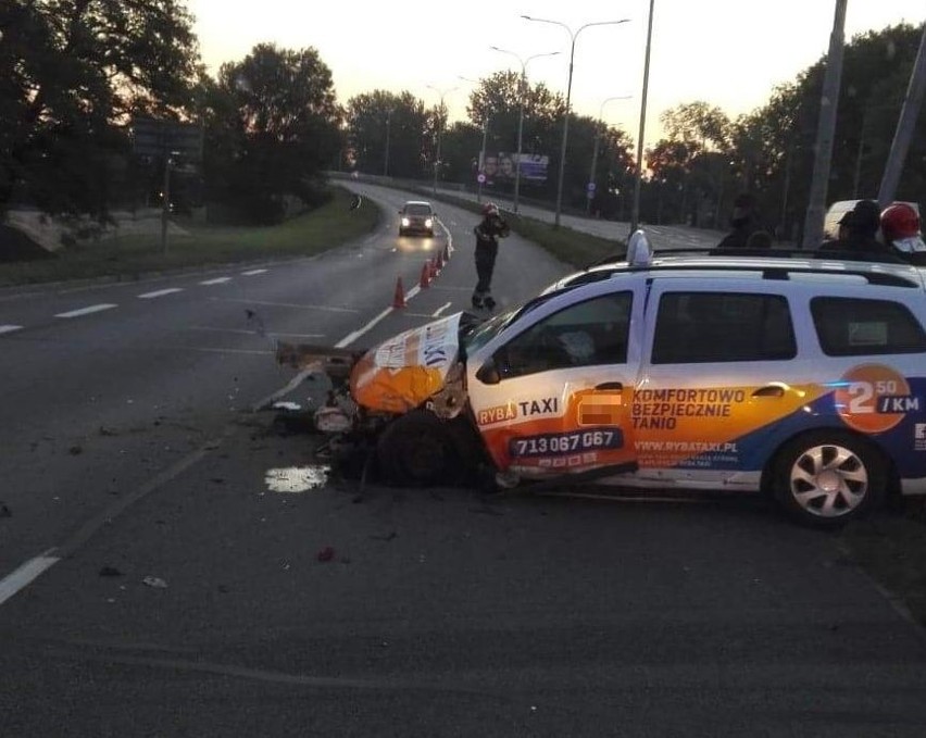 Wypadek na Psim Polu. Taksówkarz wjechał w latarnię [ZDJĘCIA]