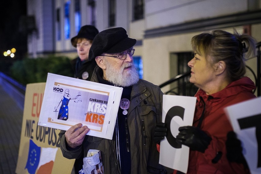 Manifestacja KOD przed tarnowskim sądem [ZDJĘCIA]