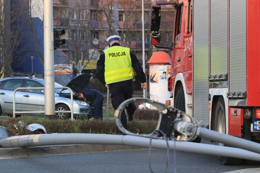 Kozanów: Latarnia runęła na środek skrzyżowania. Potężne korki