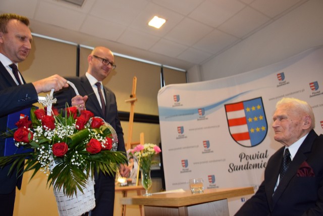 od lewej życzenia składa starosta Marcin Piwnik, zastępca Paweł Niedźwiedź. Po prawej  Bogusław Teter społecznik, pszczelarz i sandomierski Mikołaj.