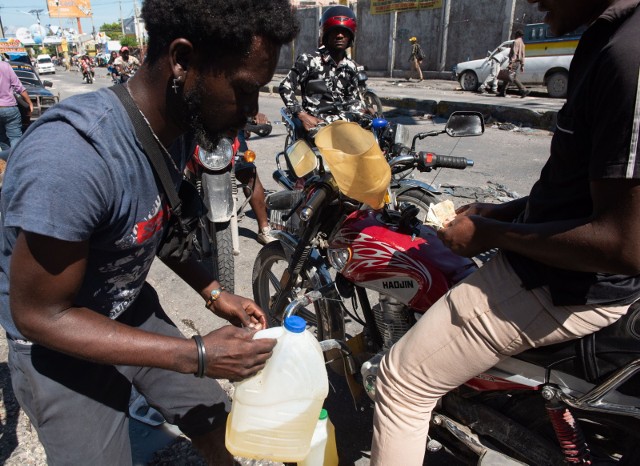 Kwitnący na Haiti czarny rynek sprzyja rozprzestrzenianiu się epidemii. Zdjęcie ilustracyjne