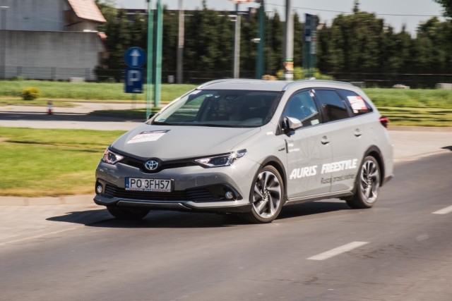 W miniony weekend pod Poznaniem na linii startu stanęły Toyoty Auris. Poprowadzili je dziennikarze motoryzacyjni rywalizujący w ramach serii Toyota Media Cup, która składa się z trzech wyścigowych rund Race Challenge oraz dwóch rajdów Eco Rally. Fot. Toyota