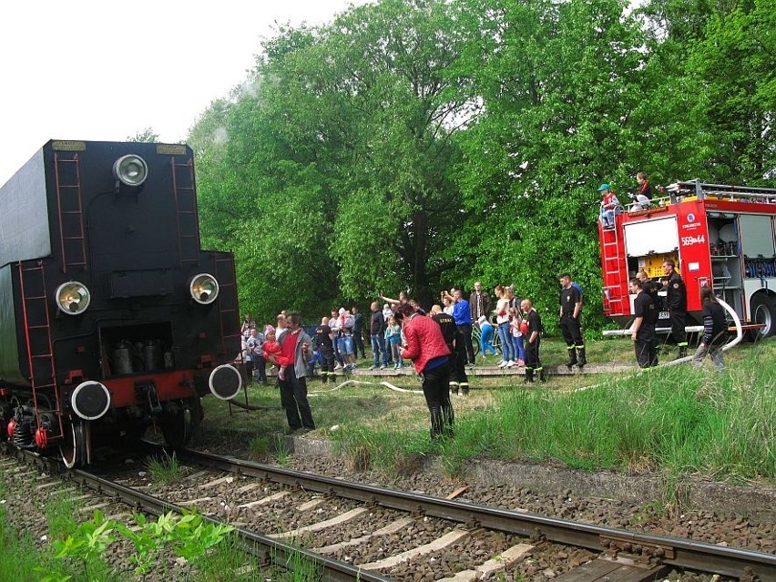 Strażacy z OSP Piechcin uzupełnili wodę w lokomotywie.