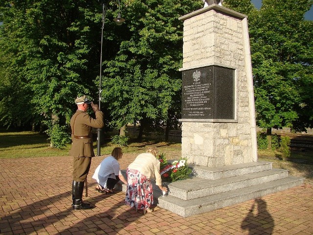 W czasie uroczystości, na Pomniku Ofiar Oświęcimskich zostanie odsłonięta pamiątkowa tablica z rysem historycznym.