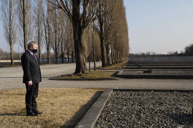 Wicepremier i szef resortu kultury Piotr Gliński w miejscu pamięci - na terenie byłego niemieckiego obozu koncentracyjnego Dachau