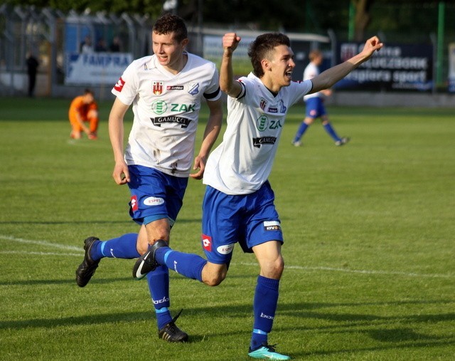 Waldemar Sobota (z prawej) pożegnał się z kluczborskim klubem zdobywając pięknego gola.