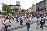 Mamy z małymi dziećmi zatańczyły na ulicach Bielska-Białej. Co za fantastyczny widok. Zobacz ZDJĘCIA