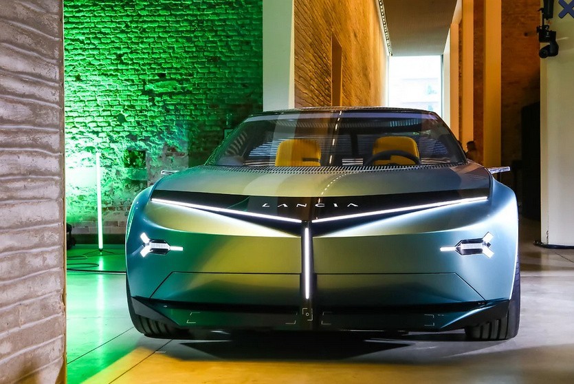 To samochód w 100% elektryczny, prezentujący wizję marki.
