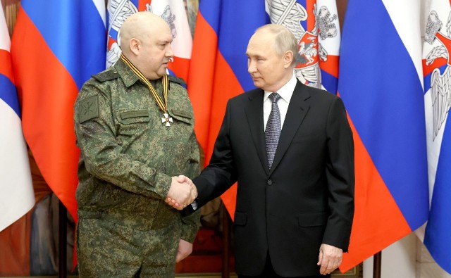 31 grudnia 2022 gen. Surowikin otrzymał od Putin tytuł Bohatera Rosji.