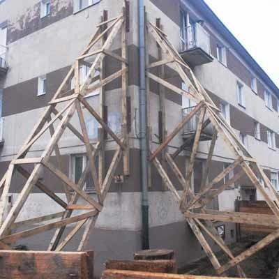 Dwie drewniane konstrukcje przymocowane do bloku przy ul. Staffa od razu rzucają się w oczy