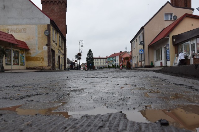 Ulica Bolesława Chrobrego w Barwicach, już ze zdartym asfaltem. Nowy ma się pojawić do wtorku, 24 sierpnia. Potem remont przeniesie się na drogę z Barwic do Szczecinka, na odcinku do Ostropola