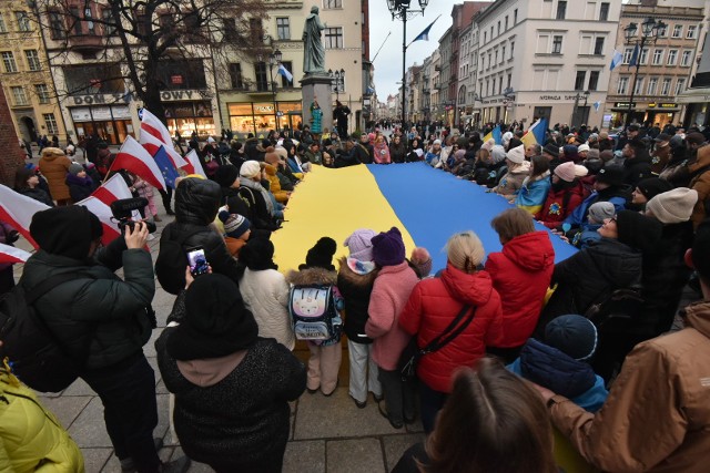 W związku z 1. rocznicą wybuchu wojny w Ukrainie, w Toruniu przygotowano szereg wydarzeń, które mają wyrazić solidarność z ofiarami agresji. Koncert, recital, wystawa i happening to tylko część z nich. Zobaczcie, co dziś (24.02) działo się w Toruniu! >>>>>