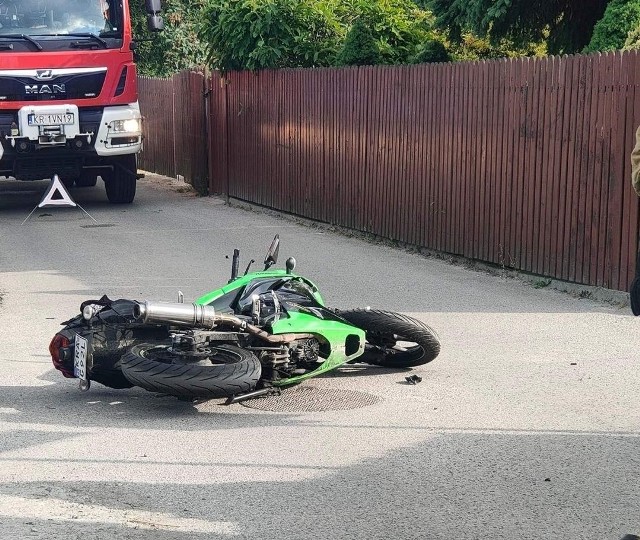 W Zielonkach motocykl zderzył się z pojazdem osobowym