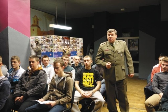 Młodzi ludzie z rocznika &#8216;95 muszą stawić się na kwalifikację wojskową. Major Marek Dziemiańczuk przekonuje, że dziś wojsko oferuje im dobrą, stabilną pracę.