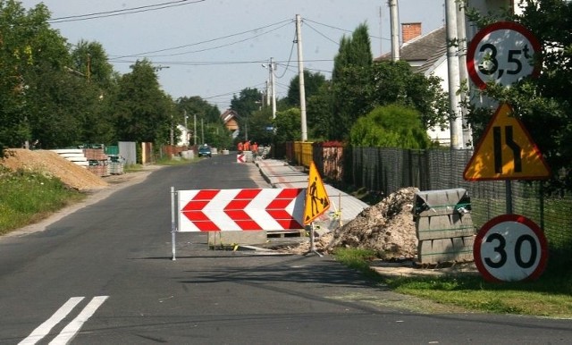 Kierowcy przejeżdżający przez nasz region nie powinni stać w korkach, bo większość drogowych inwestycji jest prowadzona na drogach powiatowych i gminnych. Kilka dni temu w Nisku na ulicy Długiej ruszyła budowa chodnika.