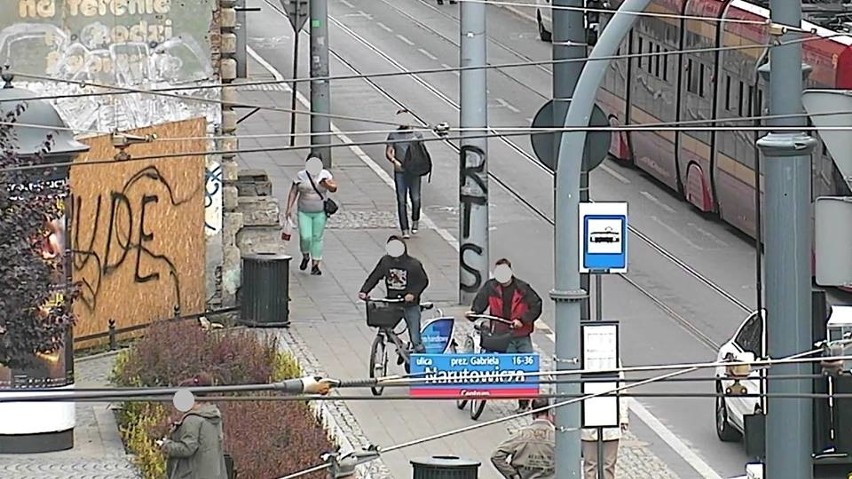 Dwóch rowerzystów poruszających się rowerami miejskimi po...