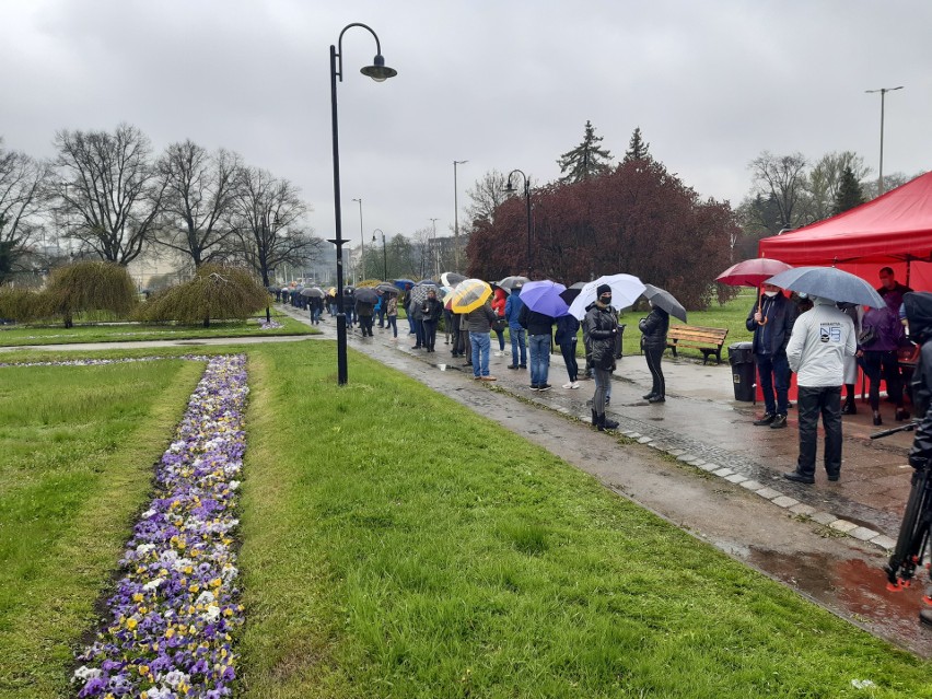 Drugi dzień szczepień bez rejestracji. Mimo pogody tłumy stanęły w kolejce