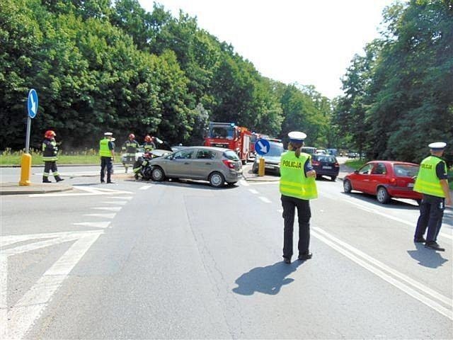 Skoda felicia, którą kierował 75-letni mężczyzna zderzyła...