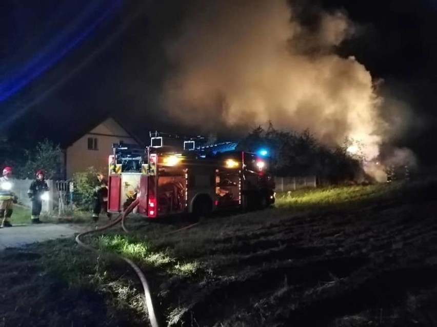 Pożar w Baninie, gm. Żukowo 25.08. W stodole spłonęło ok. 30 ton słomy i 90 ton ziarna