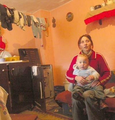 Weronika Wróbel z dwójką małych dzieci i ich ojcem od roku mieszkają w chlewiku, do którego przenieśli cały swój dobytek