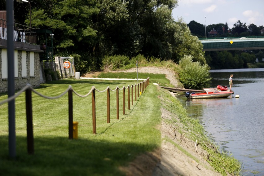 Na terenie klubu trwają ostatnie prace przed otwarciem plaży