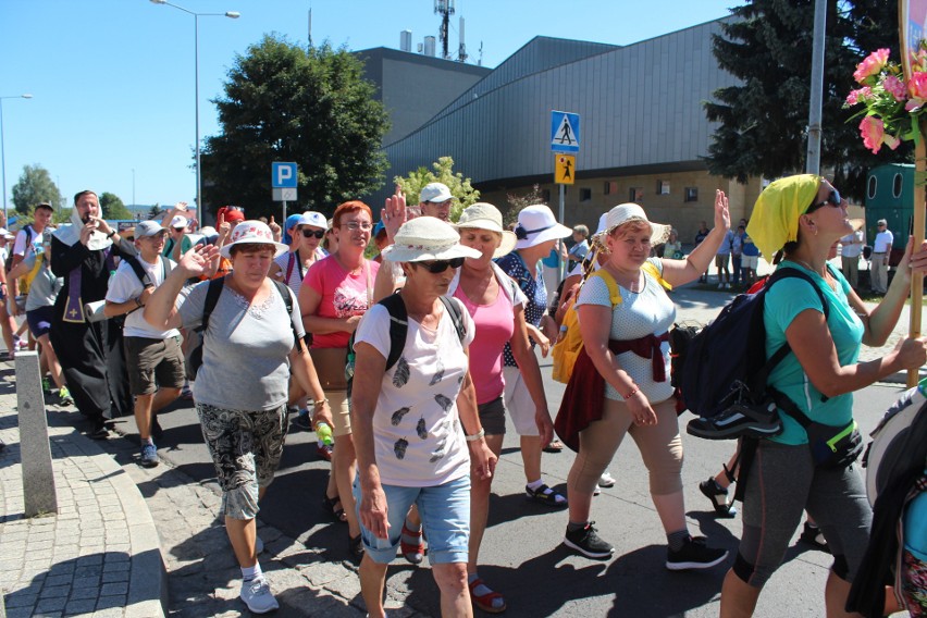 Chrzanów. Pielgrzymi w drodze na Jasną Górę. Przed nimi ostatnie 50 km  [ZDJĘCIA]