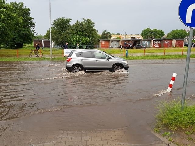 Białystok: Oberwanie chmury. Wielka ulewa przeszła nad miastem. Burza z piorunami, zalane ulice [28.05.2019]